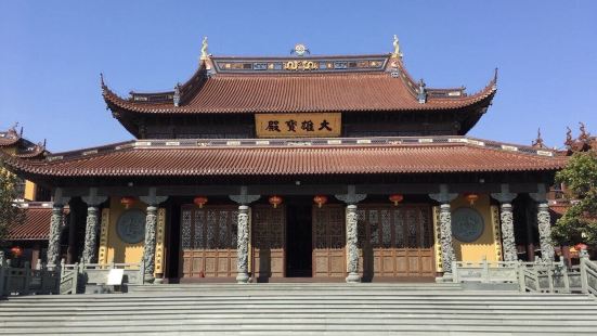 上海奉贤万佛寺，又名万佛阁寺，是一座建在古城墙上的明代古庙。