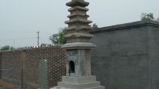 建于唐代的五级六面石塔，原在古木兰院，现立于新辟的文昌路街心