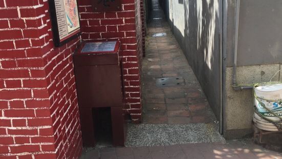 摸乳巷，是一條200年歷史的防火巷，寬度僅有70CM，只能容