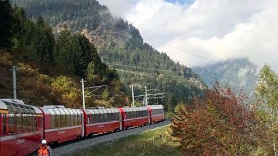 伯尔尼纳快线景观火车是从瑞士库尔到义大利提拉诺，搭上登山火车