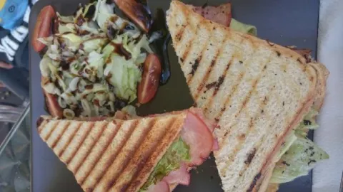 Nase Cafe in โอโลมุก
