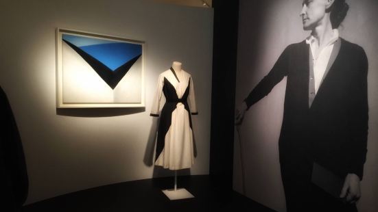 Living Modern 將歐姬芙衣櫃中的服飾與她的畫作、