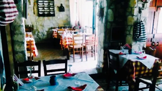 Petrolychnos Traditional Taverna