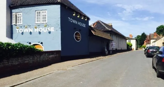 Town House Stonehouse Pizza & Carvery