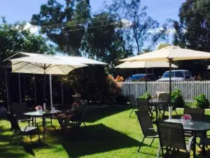 Roses 'n Things Caravan Park & Tea Garden