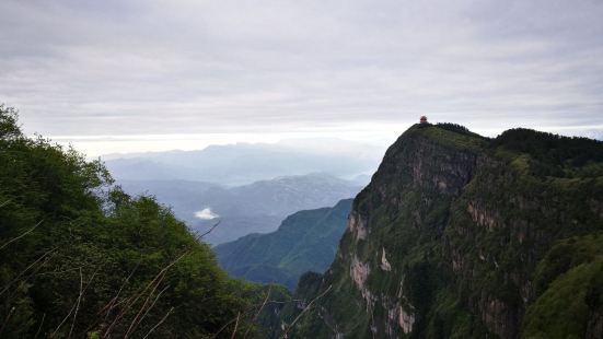 虽然两次登上金顶，在这之前也了解了一下峨眉圣灯这一奇特的景象