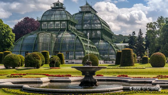 eendaagse tour naar het Schönbrunn-paleis en de Pandorf Premium Outlets [Privé gecharterde autovervoer| Reisschema kan worden aangepast]