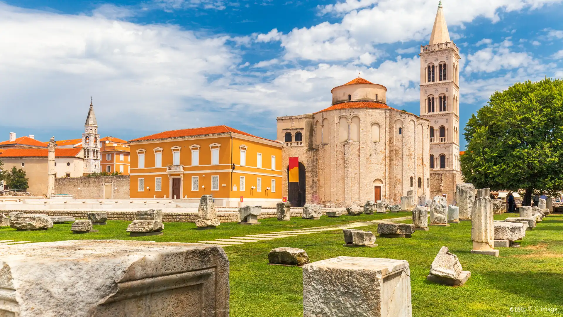 Hotels near Church of St. Donatus