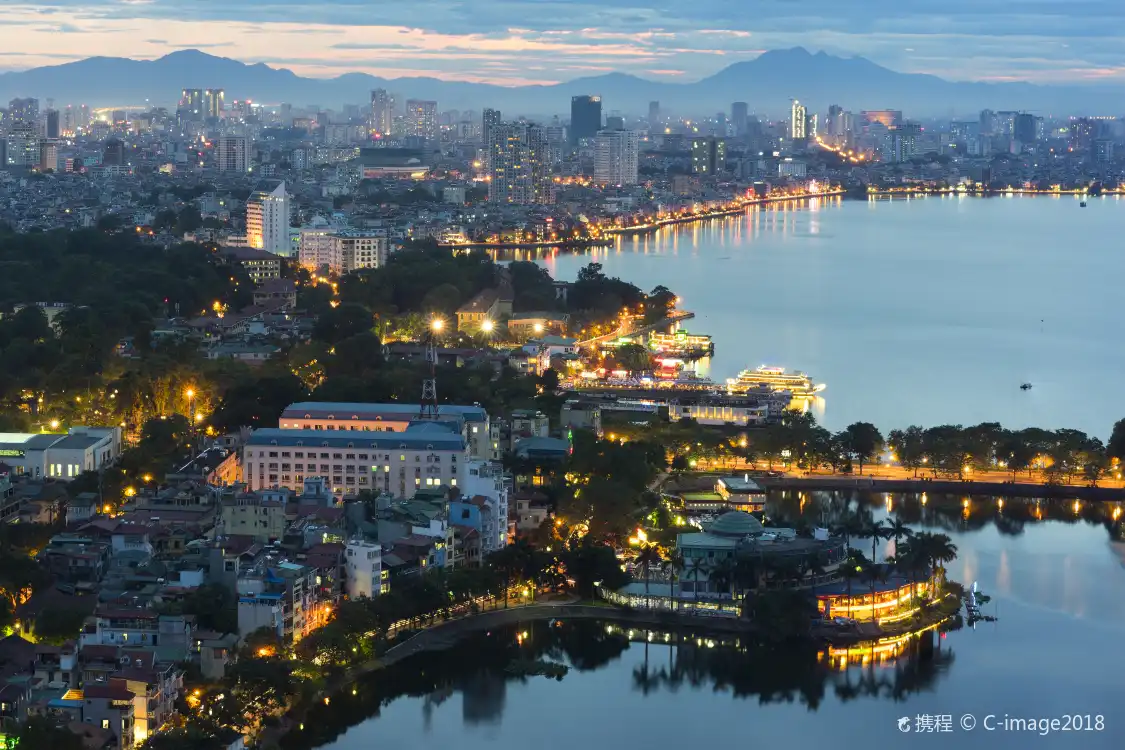 Hotels near West Lake