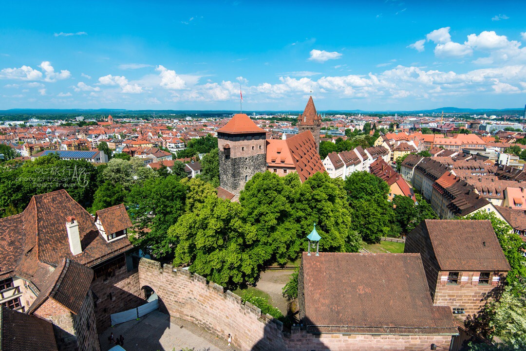 Nuremberg is the second largest city in Bavaria, Germany, but the old town is not large and it is effortless to visit. Nuremberg has a population of 500,000, which is much more lively than the towns of the previous few days. For 3.5 euros, you can climb the tower of the castle and take a panoramic view of Nuremberg. The main market square is the heart of the old town, and the unique Gothic church is full of medieval style. There is also a famous golden octagonal tower on the square. Its name is Nuremberg's Meiquan, which is decorated with 40 statues. In the past few years, Nuremberg has been in the process of maintenance, and now it is finally showing its perfect face. The golden iron ring is embedded in the outer iron railing. It is said that as long as the golden ring is rotated three times, the wish can be realized in the heart. I also silently made my wish.