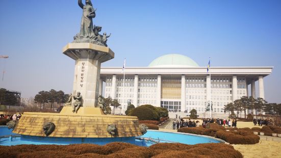 韩国国会议事堂，可以参观哦，就很像国外的市政厅那种，有挺多雕