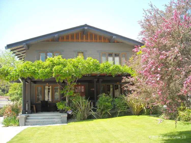 Hotels near Bungalow Heaven