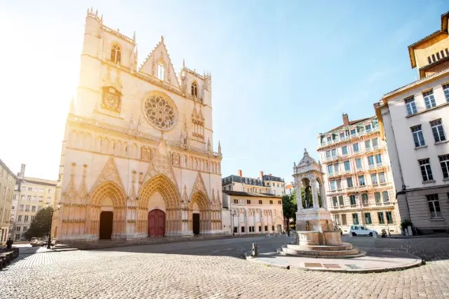 Exploring the Historic Charm of Lyon: A Guide to Must-See Landmarks - Lyon's Silk Industry