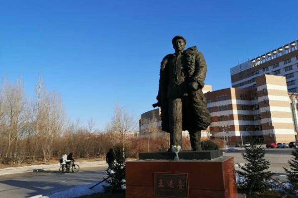 Plaza dan Patung Wang Jinxi