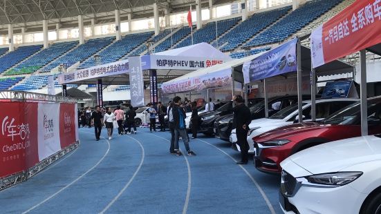 周末去深圳体育馆看了一场车展，走了一圈，名车豪车都体验了一把