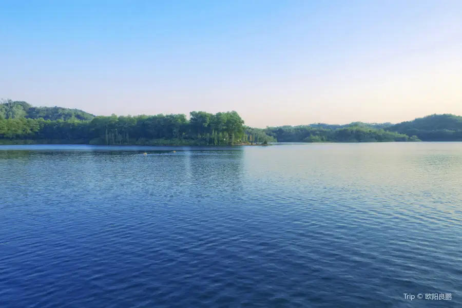 Honghua Lake