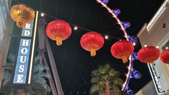 豪客摩天轮景区位于拉斯维加斯大道上，这里有摩天轮和钢丝滑道，