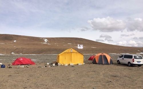 我们终于抵达5050米的玉珠峰登山大本营，营地的帐篷里特意准