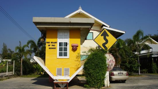 带线的倒立小屋是这里非常著名的一座建筑，一座红顶黄墙的欧式小