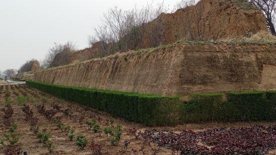 原是鄭國都城所在地，地面建築已經無存，只留有夯土的城牆遺址，