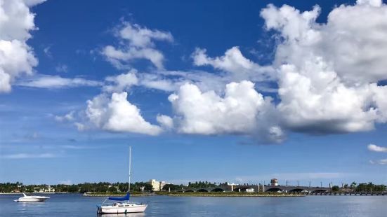 海灣公園面積非常的大，到達的時候天氣特別的好多，藍天白雲大海
