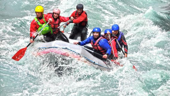 Raging Thunder - Tully River Rafting