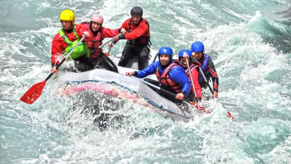Raging Thunder - Tully River Rafting
