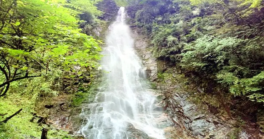 西嶺雪山大飛水景区