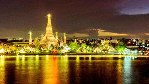 เรือเมอริเดียนครูซบนแม่น้ำเจ้าพระยาในกรุงเทพฯ ประเทศไทย