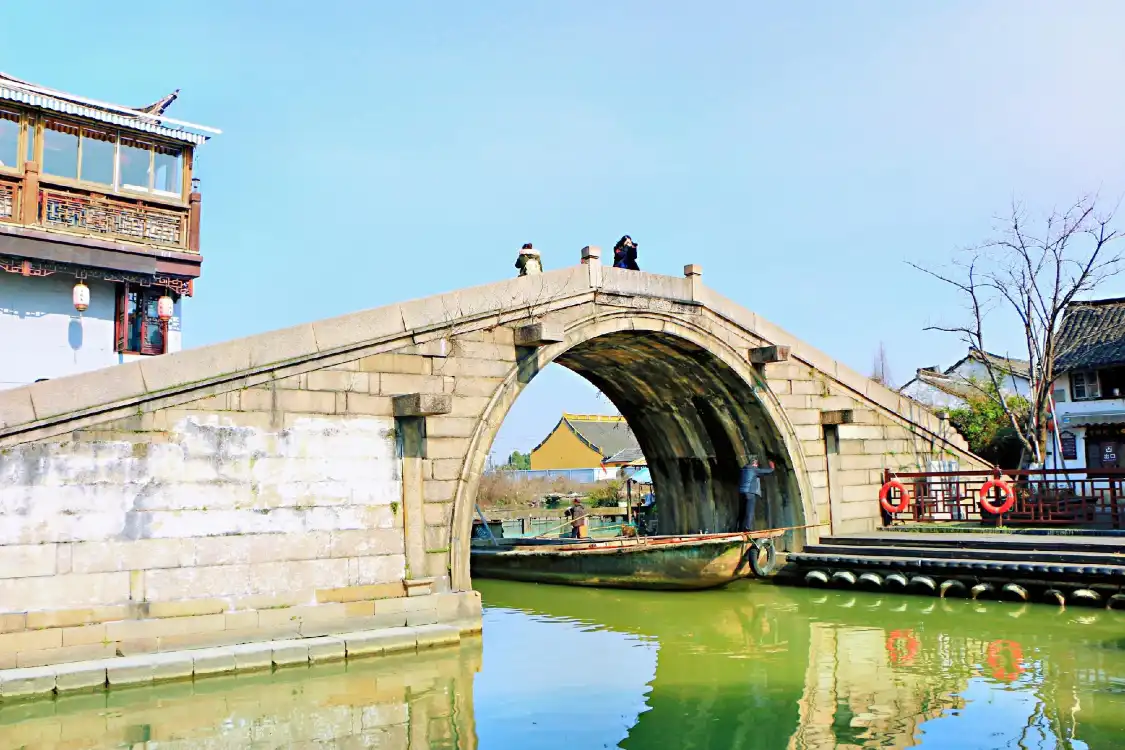 Hotels near Wolong Bridge