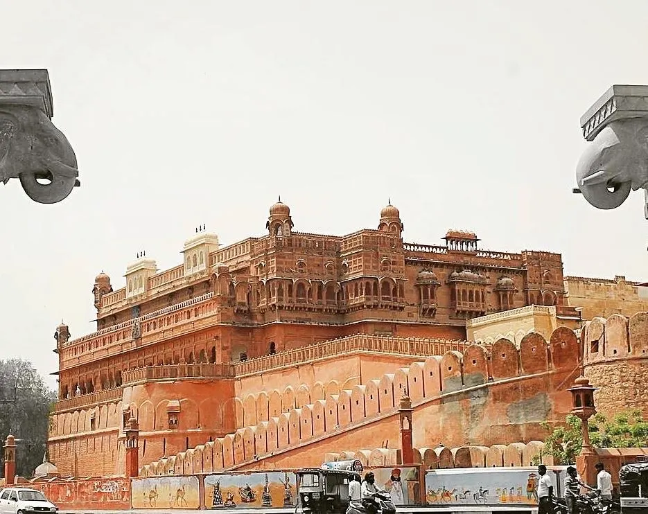 Junagarh Fort (Bikaner, India) was constructed in the year 1593 by Raja Rai Singh. It is believed that crocodiles were bred in the water moat surrounding the formidable fort. The construction is a fine blend of Mughal, Gujarati and Rajput style of architecture. #givethanks #travelinspiration  #historicallandmarks #newyearstrip  #deliciousfood 
#givethanks