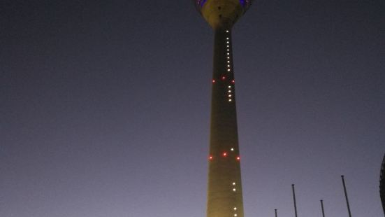 萊茵電視塔位於萊茵河畔,是杜塞爾多夫的標誌性建築。在上面可以