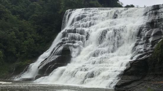 伊薩卡瀑布應該是峽谷中的瀑布群，其中最下游的名叫伊薩卡瀑布，
