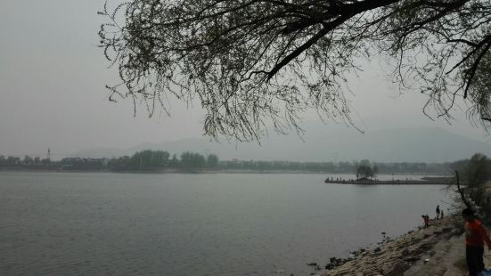 龙凤湖在石家庄市区南部，属于鹿泉铜冶镇。湖水两侧有两座山头，