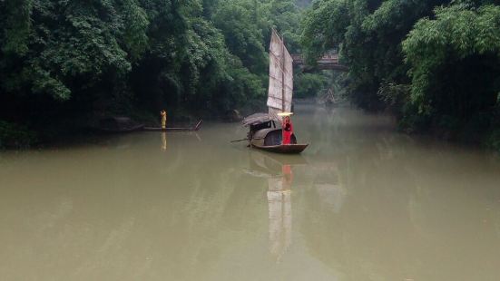 三峡人家里的其中一个景区，也叫水上人家。整个龙进溪是个半封闭