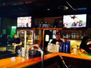 Van's Pizza, Pub & Grill