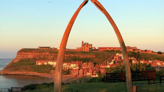 鲸鱼颌骨拱门是惠特比的标志性景点，离库克船长雕像非常的近，它