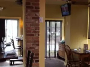 Roberto's Real American Tavern