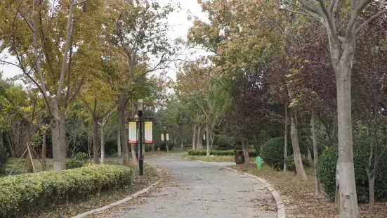 Hou Yi Park (North Gate)