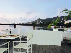 Cafe on the Bay Bar & Restaurant