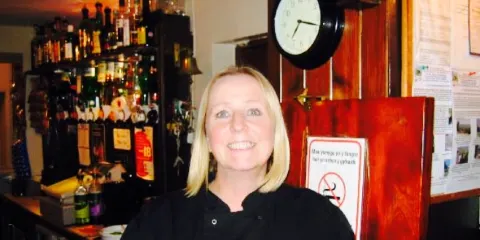 Tafarn Tu Hwnt I'r Afon