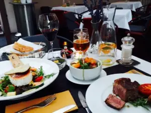 Cafe & Restaurant La Famille