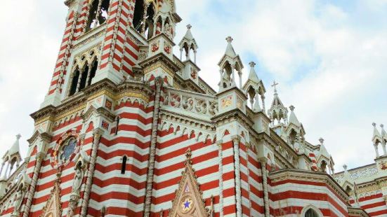 波哥大的圣克拉拉教堂是波哥大老城中一座十分显眼的建筑，哥特式