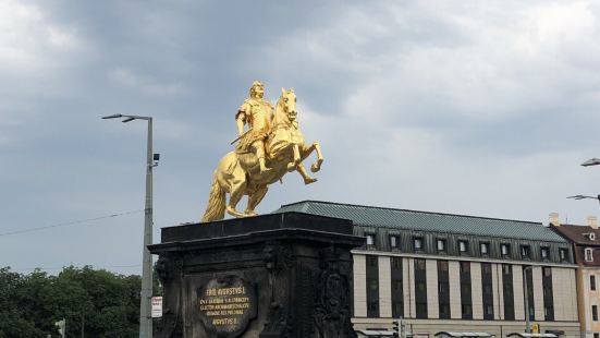 奥古斯都金色雕像座落在新城通往老城的桥边，金光闪闪很是耀眼！