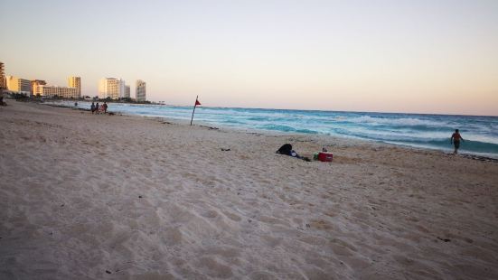 这是坎昆的公共海滩，就在酒店区，免费的了，沙滩线长，海浪比较
