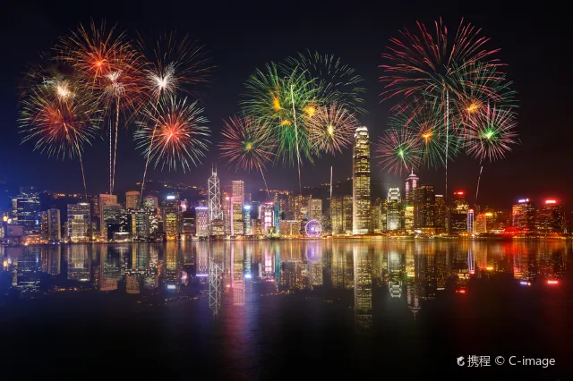 維多利亞港夜空煙花與兩岸大樓倒影