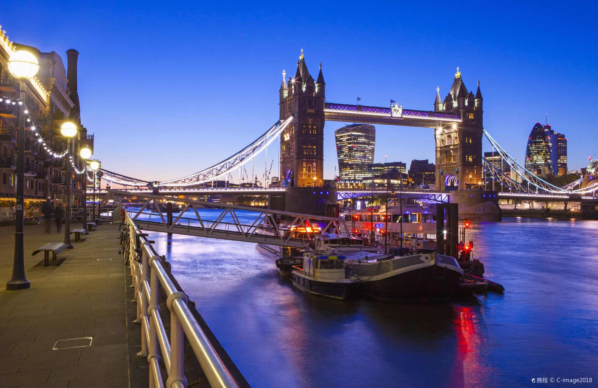 River Thames Evening Sightseeing Cruise in London, UK + Optional Dinner + Live Singer or Performance