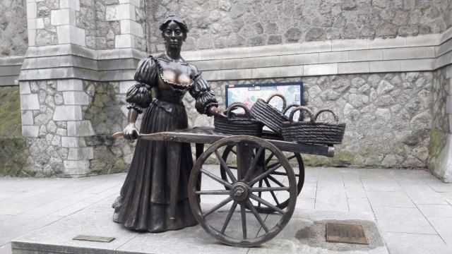 Molly Malone Statue Dublin