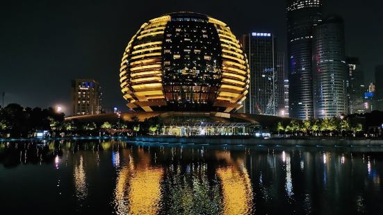 到钱江新城城市阳台，第一眼就被那个巨大的金色圆球所吸引，夜里