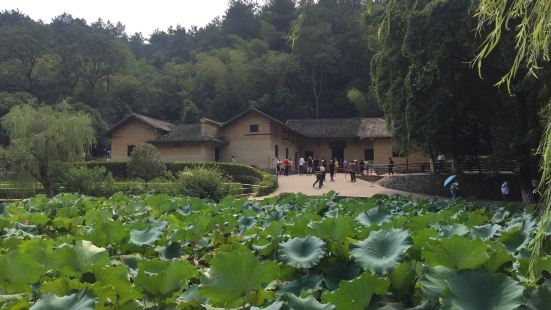 偉人毛澤東韶山故居景點風景優美，遊客很多！欣賞了偉人一家曾經
